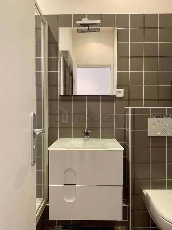 Beautiful and bright bathroom with tile floor