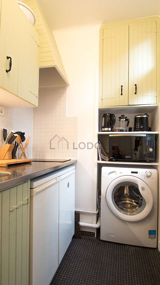 Cuisine équipée de lave linge, réfrigerateur, freezer, hotte