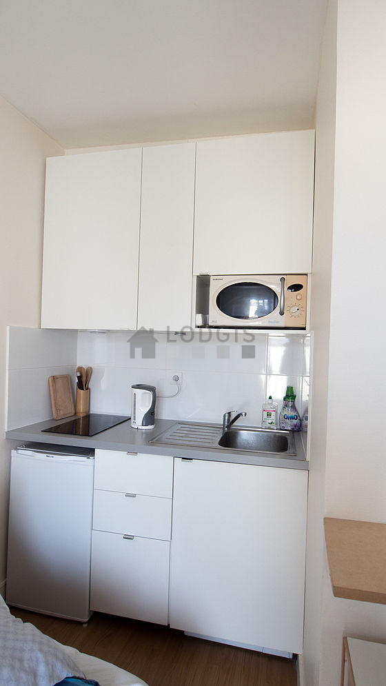 Cuisine équipée de lave linge, réfrigerateur, freezer, vaisselle