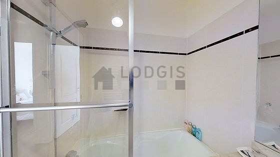 Bathroom equipped with bath towels