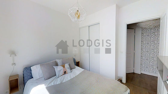 Chambre donnant sur rue