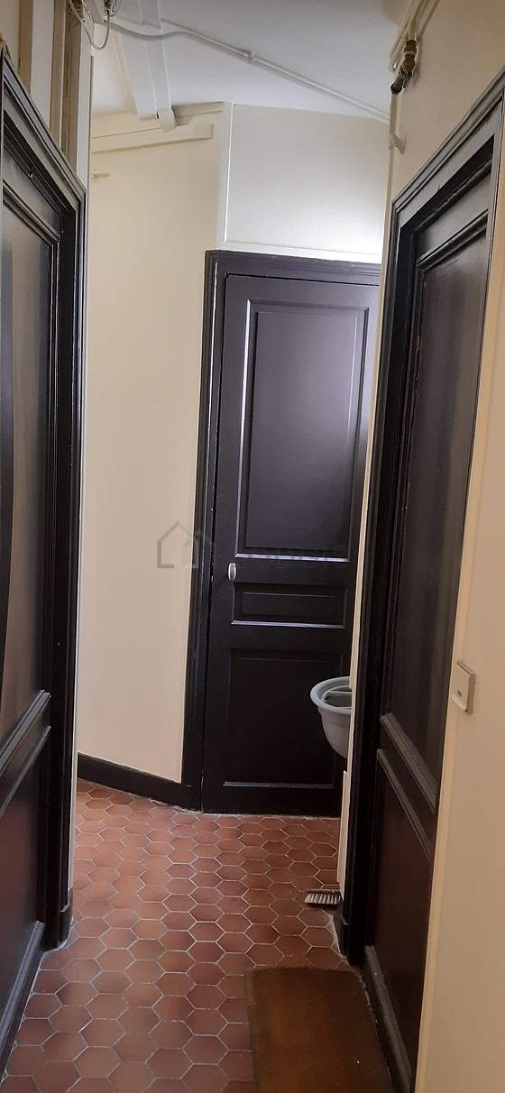 Toilettes indépendantes de la salle d'eau