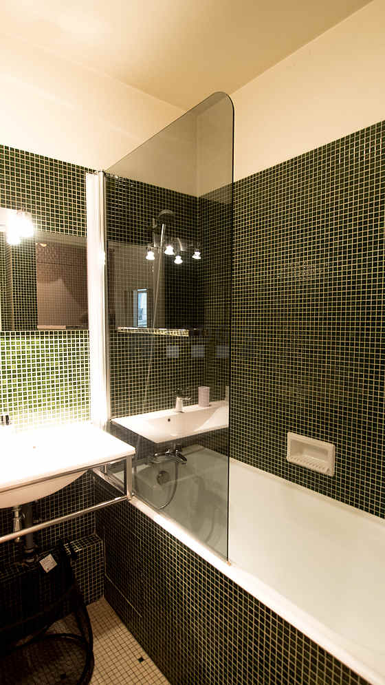 Belle salle de bain avec du carrelage au sol