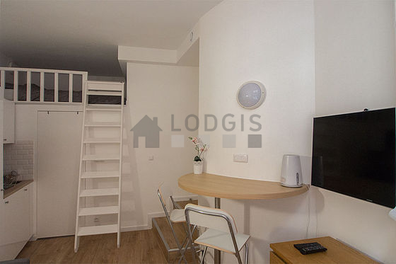 Salon avec du parquet au sol