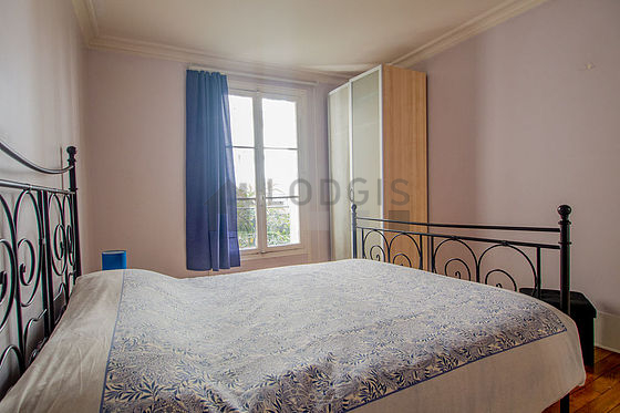 Chambre avec du parquet au sol