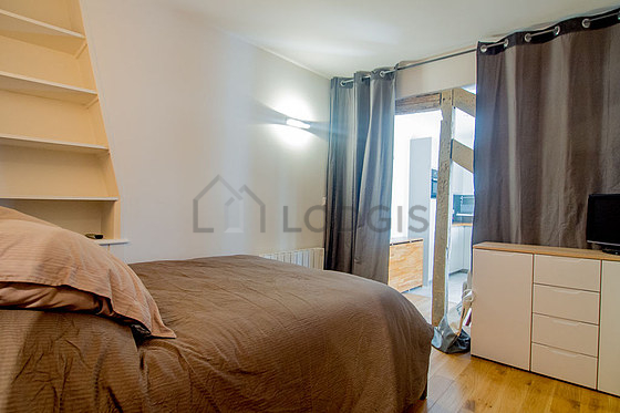 Alcôve très calme et très claire équipée de 1 lit(s) de 140cm, penderie, placard
