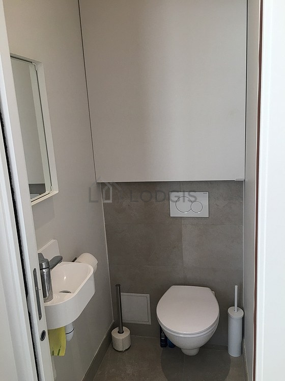 Toilettes indépendantes de la salle d'eau