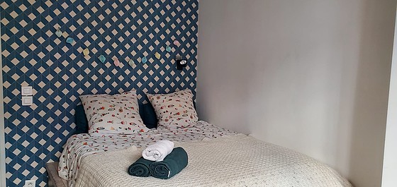 Chambre donnant sur rue