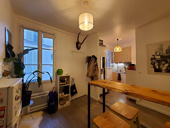 Salon avec du parquet au sol