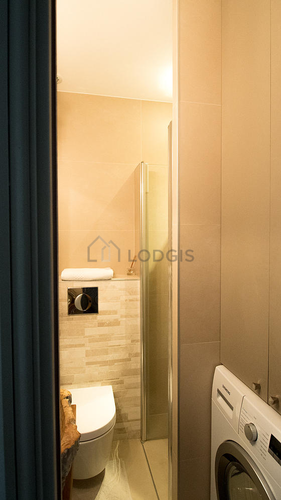 Salle de bain équipée de lave linge, serviettes de bain