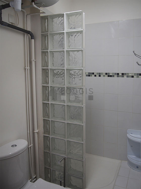 Salle de bain équipée de serviettes de bain