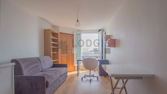 Salon avec du parquet au sol