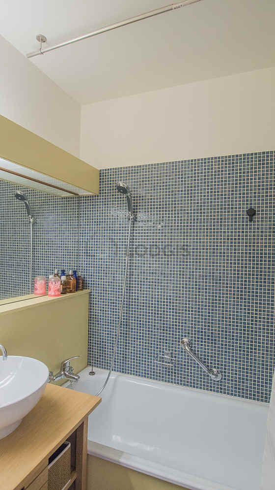 Salle de bain équipée de lave linge, serviettes de bain