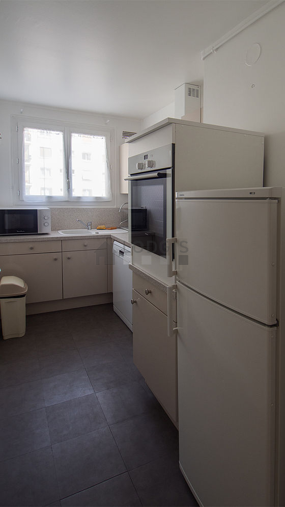 Cuisine équipée de lave linge, réfrigerateur, hotte, vaisselle