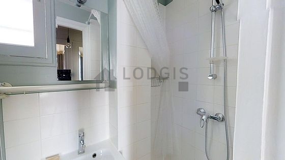 Salle de bain équipée de etagère