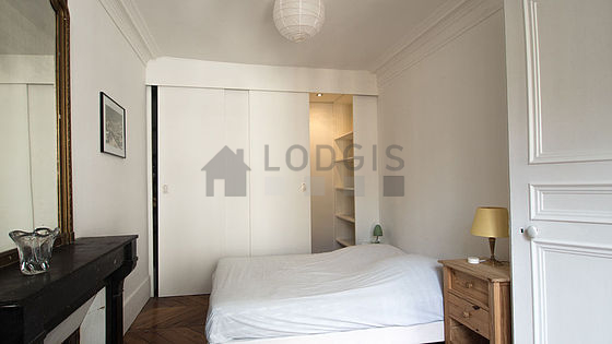 Chambre donnant sur rue