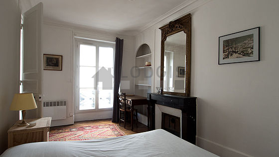 Chambre très lumineuse équipée de bureau, penderie, placard, 1 chaise(s)