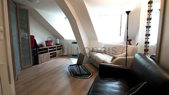 Salon avec du parquet au sol