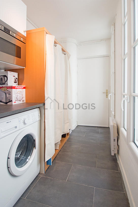 Cuisine équipée de lave linge, réfrigerateur, freezer, hotte