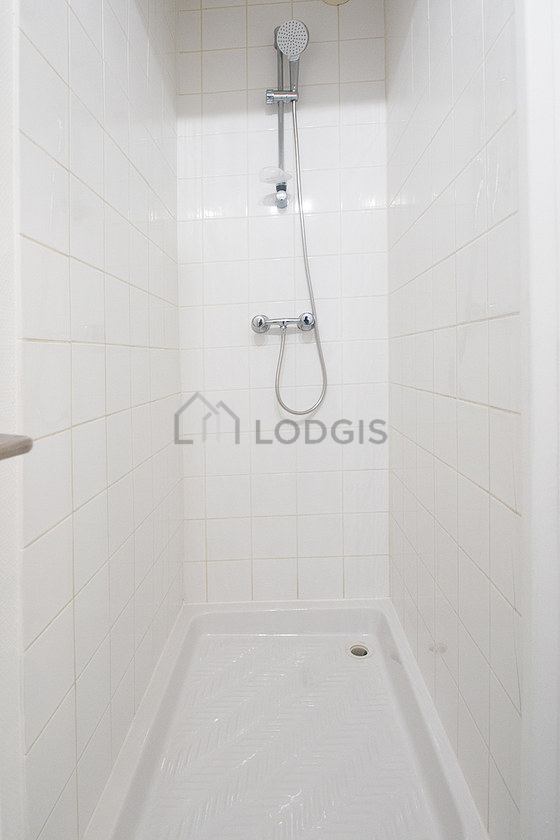 Salle de bain équipée de douche séparée