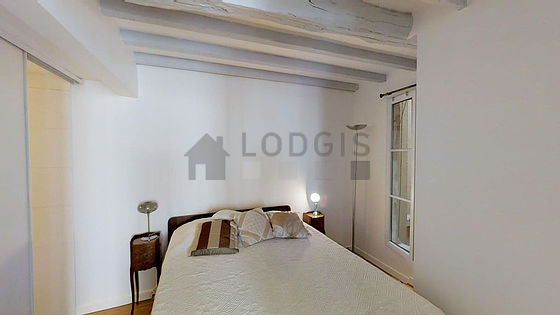 Chambre avec du parquet au sol