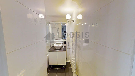 Agréable salle de bain avec du carrelage au sol