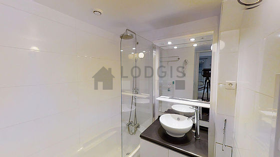 Salle de bain équipée de serviettes de bain