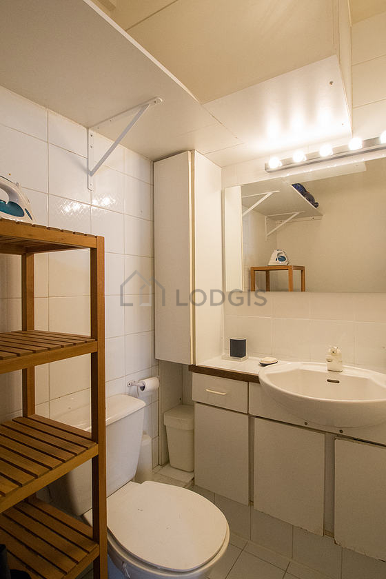 Bathroom equipped with bath towels