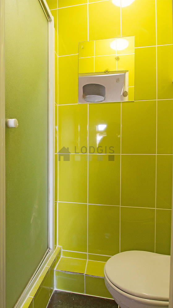 Agréable salle de bain avec du carrelage au sol