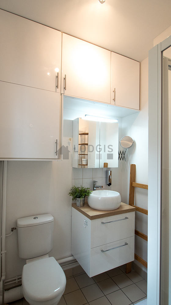 Pleasant and bright bathroom with double-glazed windows and with tile floor