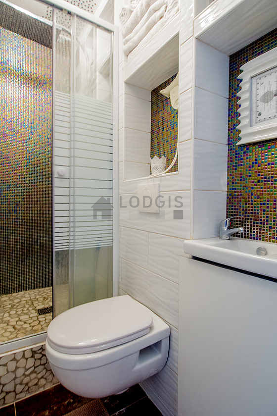 Salle de bain équipée de serviettes de bain