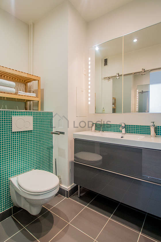 Bathroom equipped with bath towels