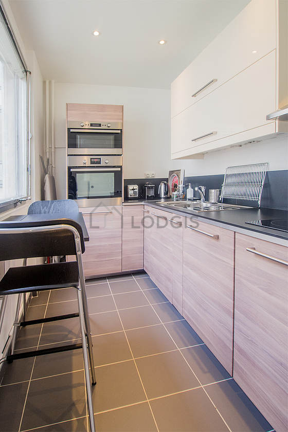 Kitchen equipped with extractor hood, crockery