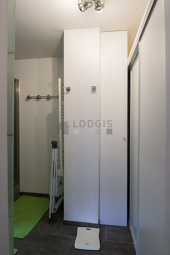 Agréable salle de bain avec du carrelage au sol