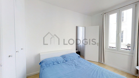 Chambre avec du parquet au sol
