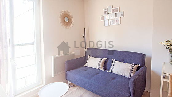 Bright living room furnished with 2 chair(s)