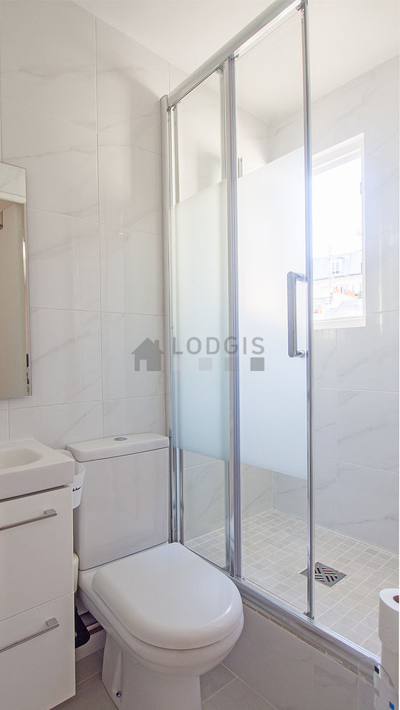 Agréable salle de bain avec du carrelage au sol