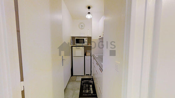 Belle cuisine avec du carrelage au sol