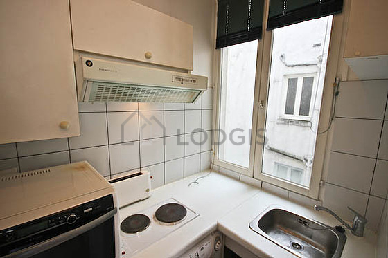 Belle cuisineouverte sur le séjour avec du carrelage au sol