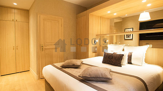 Bedroom equipped with tv