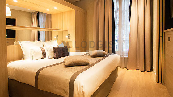 Chambre avec du parquet au sol