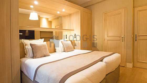Chambre avec du parquet au sol
