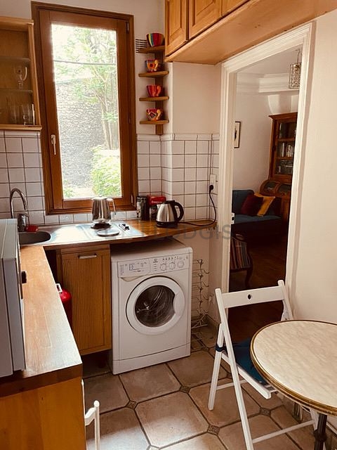 Belle cuisine avec du carrelage au sol