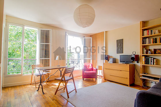 Séjour très calme équipé de 1 canapé(s) lit(s) de 140cm, télé, penderie, 2 chaise(s)