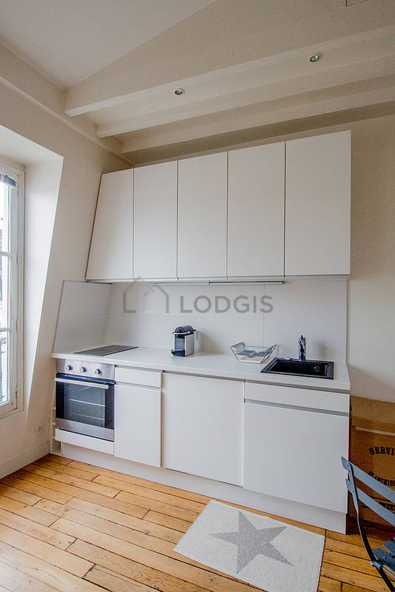 Belle cuisine de 6m² avec du parquet au sol