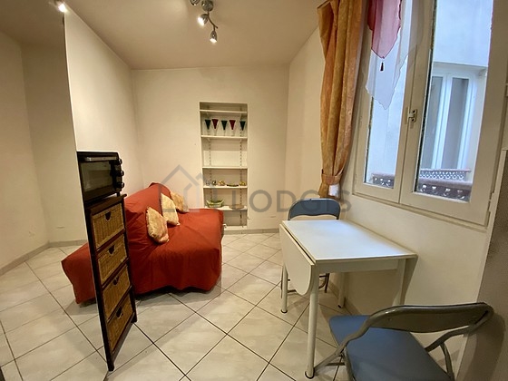 Salon avec du carrelage au sol