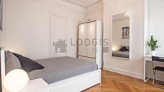 Chambre avec du parquet au sol