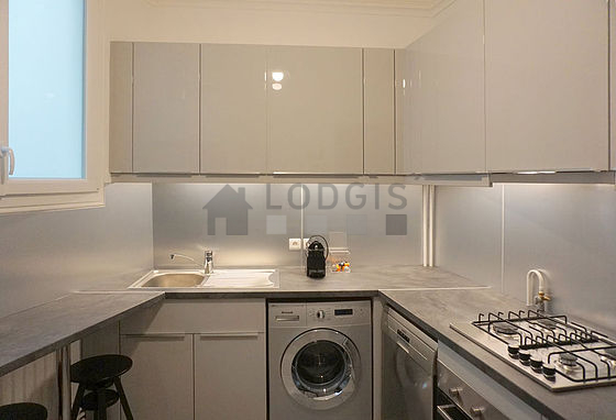 Cuisine dînatoire pour 2 personne(s) équipée de lave linge, réfrigerateur, hotte, vaisselle