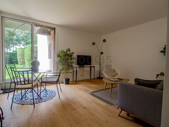 Séjour très calme équipé de 1 canapé(s) lit(s) de 160cm, télé, commode, 3 chaise(s)