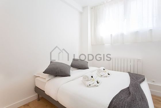 Chambre avec du parquet au sol